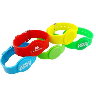 China Factory Wholesale Silicone Wristbands Waterproof / Waterproof Silicone RFID Wristband With HF NFC N-T213 Chip for sale