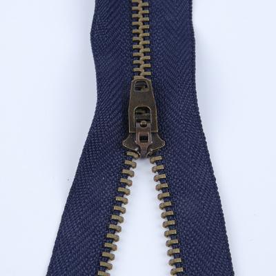 China Manufacture Sustainable Factory Sales Custom Plugged Brass Puller 3# 4# Y Teeth Teeth Metal Zipper For Making Bags for sale