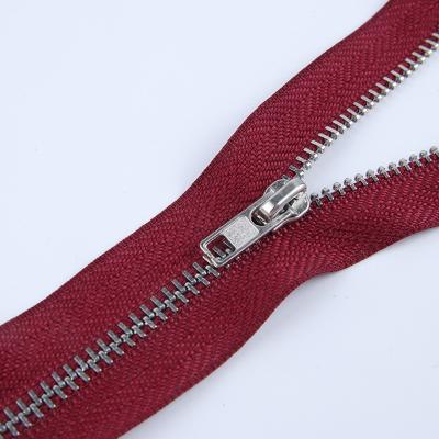 China Low MOQ Fashion Metal Alloy Slider Enviroment Friendly Nylon Strip Stable Zipper For Bags for sale