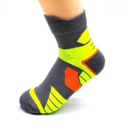 China High Quality Antibacterial Mens Nylon Sport Socks Athletic Dry-Fit Basketball Running Socks for sale