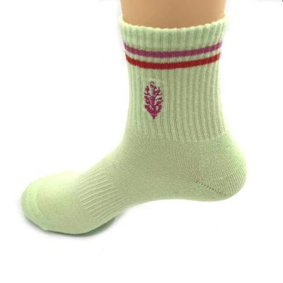 China Comfortable Outdoor Red Green Red Sports Crew Socks Autumn New Double Parallel Stripes Slogans Antibacterial Custom Cotton Socks for sale