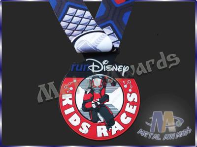 Chine Médailles en plastique faites sur commande de PVC de logo de Disney avec 850 * ruban sublimé par 38MM à vendre