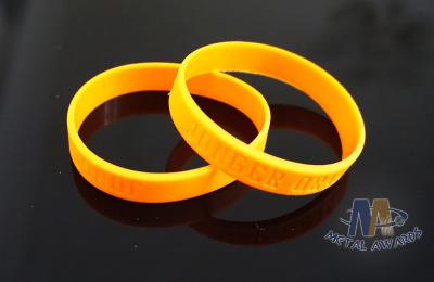 China Kundenspezifische Plastikarmbänder PVC-Manschetten-Goldfarbe mit Größe der Buchstabe-212mm zu verkaufen