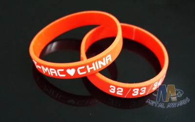 China Lichtgewicht Plastic de Tatoegeringsarmbanden van Douane Plastic Armbanden voor Jonge geitjes Te koop