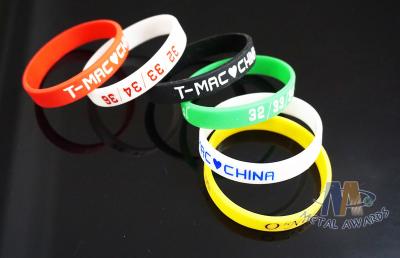 China Gravierte das Silikon-Armbänder der Kinder Gewohnheit, Debossed-Silikon-Manschetten zu verkaufen