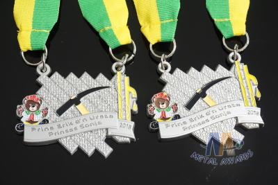 China Medallas del esmalte del tormento de Maration, medallas de encargo de los deportes con la cinta del verde amarillo en venta