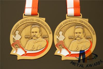 China Forma macia personalizada 60*3MM de Personlized das medalhas do esmalte do relevo do molde 3D à venda