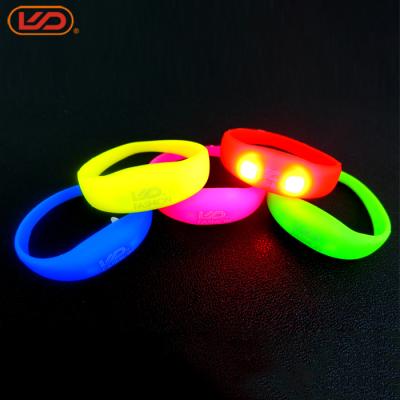 China Custom Casual / Sporty Glow in the Dark Led Silicone Strap Flashing Wristband for sale