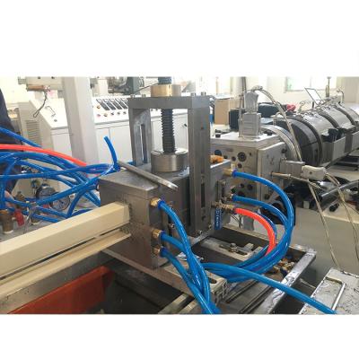 China Trunking Bar PVC Profile Extruded Flexible Metal Plastic Insert Profile Plastic PVC Extrusion Machine zu verkaufen