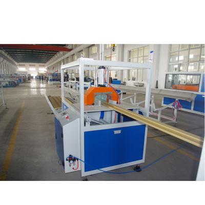 China Wood Bar PE PVC WPC Profile Extrusion Machine with Online Embossing Machine and Sanding Machine en venta