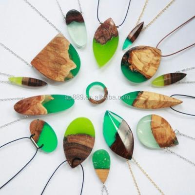 China Unique Factory Supply Chains Resin Necklace Scenery Clear Colorful Resin Wooden Miniature Wooden Pendant for sale