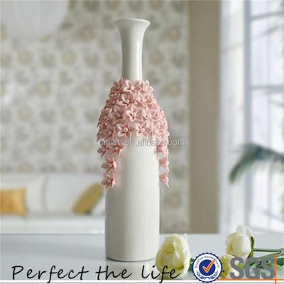 China Novelty creative white ceramic flower vase for home decor with beautiful designed flower for sale