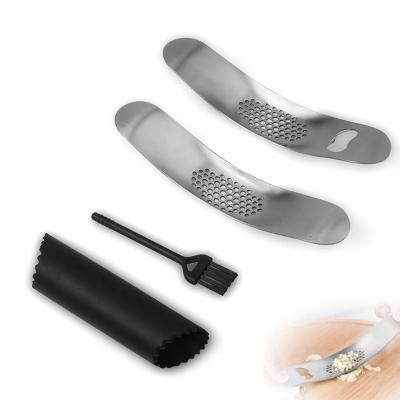 China 2021 new kitchen utensils accessories stainless steel arc workable manual garlic press Two-in-One bottle opener for sale