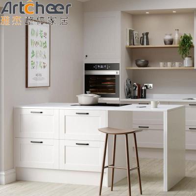 China Modern Stylish American Style Kitchen Cabinets in Solid Wood with Customized Size for sale