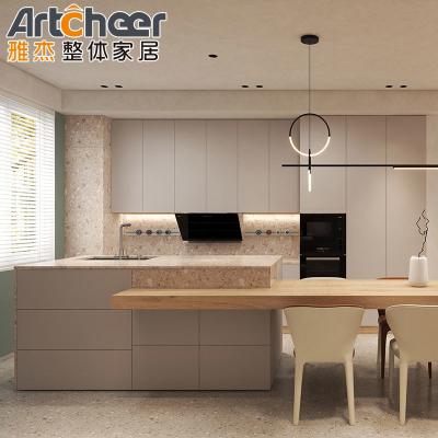 China Sample Luxury Kitchen Cabinet with Eased Edge Countertop and Modern Italian Design zu verkaufen