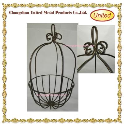 China Eco-Friendly Metal Wire Planter Garden Hanging Basket Includes Coconut Liner With Chains for sale