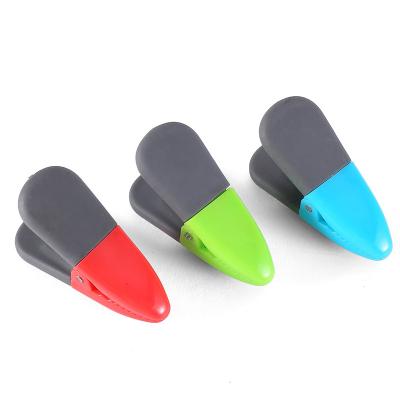 China Shape Plastic Kitchen Helper Fridge Silicone Magnet Clip Holder for sale