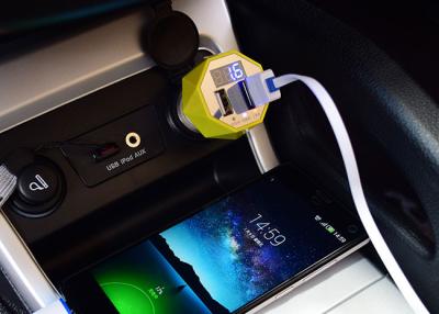 China Amarillo plástico cargador USB, cargador universal del coche de 2,1 amperios del coche del teléfono celular en venta