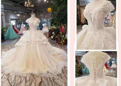 Chine Robe de mariage Ivoire-coupée la queue personnalisable de perçage de main avec le bord de Lotus et la rétro queue de palais à vendre