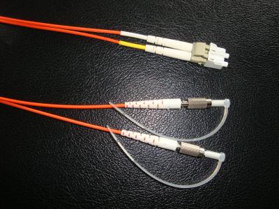 China Duplex LC a la longitud modificada para requisitos particulares del cordón de remiendo de la fibra óptica del adaptador del estruendo OM2 en venta