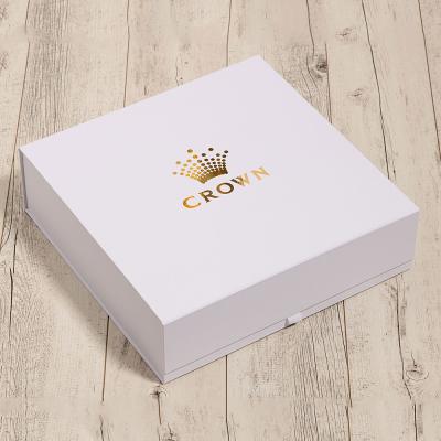 China Recyclable Personalized Logo Magnetic White Foldable Luxury Bridesmaid Keepsake Rigid Packaging Gift Box for sale