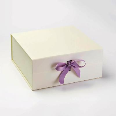 China Customized Recyclable Magnetic White Foldable Luxury Wedding Favor Packaging Rigid Gift Box With Ribbon for sale