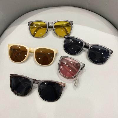 China New Arrival Fashionable And Durable Wholesale Vintage Folded Rivet Sun Glass Resin Foldable Sunglasses For Women Men for sale