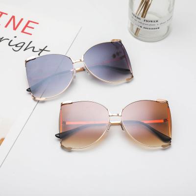 China Fashionable and Durable CIA Style Newest Trendy Metal Sun Glasses 2020 Women Luxury Oversized Sunglasses for sale