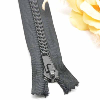 China Sustainable Wholesale Custom 5# 13cm Resin Heavy Duty Clogged Zippers for sale