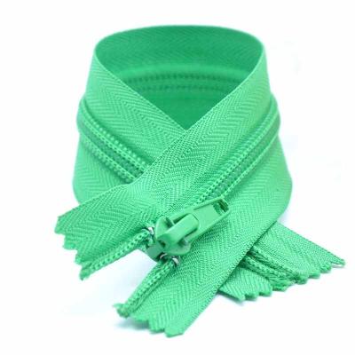 China Sustainable Wholesale Custom 5# 13cm Resin Heavy Duty Clogged Zippers for sale