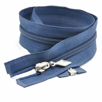 China Sustainable Wholesale Custom 5# 13cm Resin Heavy Duty Clogged Zippers for sale