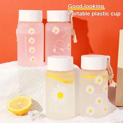 China Small Creative Daisy Transparent Plastic Water Bottles BPA Free Stocked Frosted Water Bottle With watRope Travel Portable Fashionable Tea Cup for sale