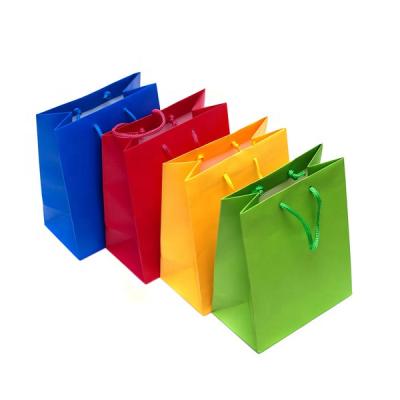 China Recyclable Coated Paper Made Plain Color Paper Gift Bag for sale