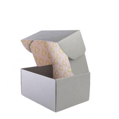 China Recyclable Custom Shipping Box Corrugated Colored Bags For Clothing Packaging Packaging Box Customizable for sale