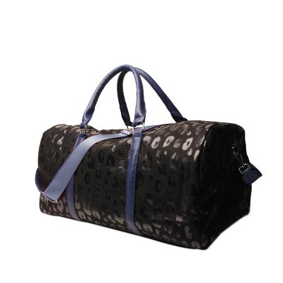 China Hot Sale Fashion Large Capacity Duffel Bag Black Lightweight Leopard Travel Bag for sale