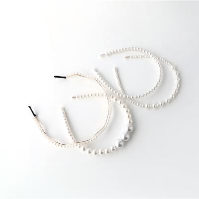 China 2021 new temperament pearl hairband women's wholesale white hair pearl headband fashionable trend wild headband new large for women for sale