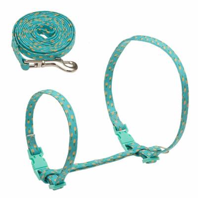 Chine Collier fabriqué à la main de harnais de chat de tissu avec la conception réglée de mode de laisse facile à laver à vendre