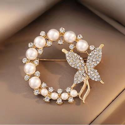 China Wholesale Fashion Trendy Ribbon Gold Plating Diamond Pearl Butterfly Crystal Brooches For Women for sale