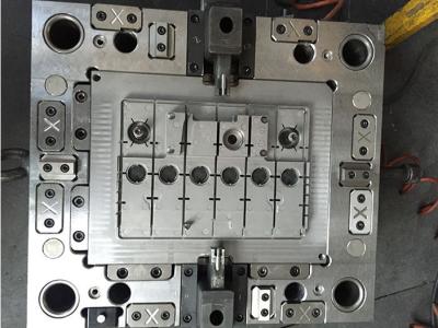 Cina La batteria di automobile di plastica dello stampaggio ad iniezione del corridore freddo Shell modella l'abitudine di dimensione in vendita