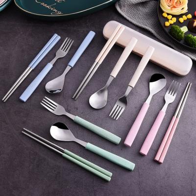 China Spoon Fork Viable Steel Knife Set Tableware Wheat Straw Color Handle Plastic Box Portable PE Stainless Steel Cutlery Set for sale