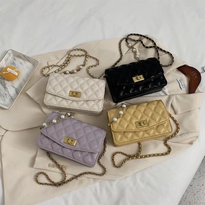 China New 2021 Small Women PORTABLE Mini Chain Purses Handbags Custom Trendy Rhombus Luxury Ladies Pearl Handbags for sale