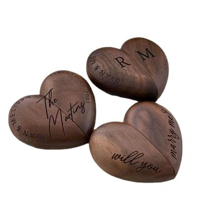 중국 Simple Walnut Ring Box Custom Wooden Heart Ring Box Wedding Engagement Personalized Proposal Ring Box Eco-Friendly 판매용