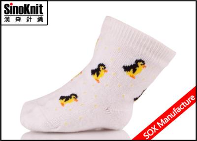 China Einfaches weißes neugeborenes Baby trifft nette Muster-Jacquardwebstuhl-Baby-Socken für Jungen/Mädchen hart zu verkaufen