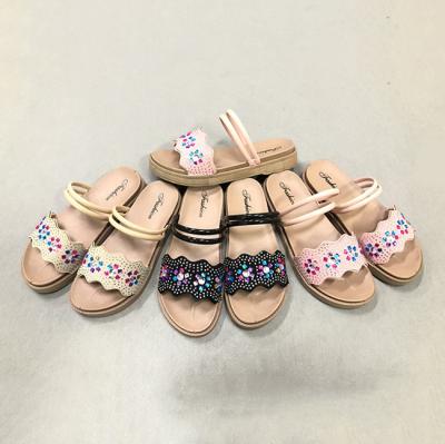 China 2019 Wholesale Anti-Smell Popular Women PVC Beaded Diamond Sandals Ladies Floral Border Top Slide Slippers Girls Lace Up Low Heel Strap for sale