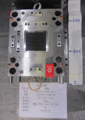 Chine Le moulage par injection en plastique d'insertion de coureur froid Overmolding/pièces automatiques de filtre à air moulent à vendre