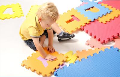 Chine Tapis de verrouillage de plancher de puzzle d'EVA de mousse d'arts martiaux de série de nombre coloré d'alphabet pour des enfants à vendre