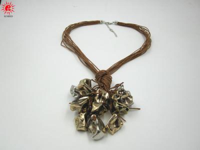 China Collar bonito de la joyería de la moda de las muchachas de Brown con los pedantes de la resina, inusuales en venta