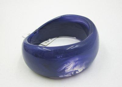 China Finales opacos blancos azules modernos de Matt de las formas irregulares de la pulsera del brazalete de la resina en venta