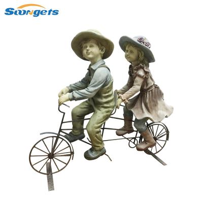 China Resin A30522-1 Polyresin figurine boy and girl ride bicycles for sale