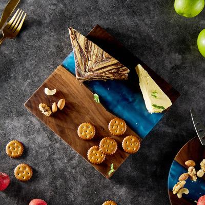 China Sustainable Wholesale Custom Black Walnut Wood And Epoxy Resin Cutting Cutting Board Serving For Fruit Vegetable Cheese for sale